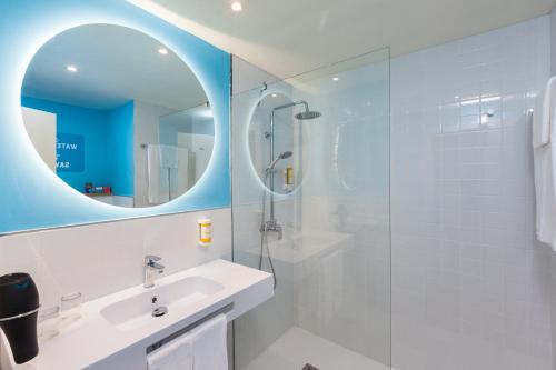 Abora Interclub Atlantic by Lopesan Hotels的一间浴室