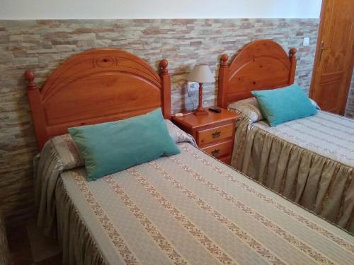 莫哈卡尔ZD科尔蒂霍度假屋的一间卧室配有两张床和一张带台灯的桌子