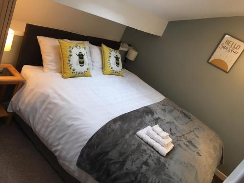 LittleboroughPennine View - Manchester: Rochdale Littleborough的一间卧室配有一张带黄色枕头的大床
