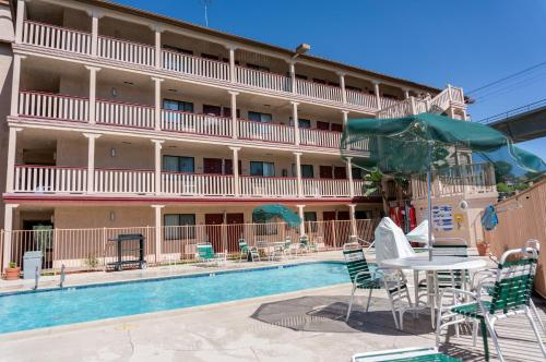 拉米萨拉梅萨传统酒店的酒店设有一个游泳池和桌椅