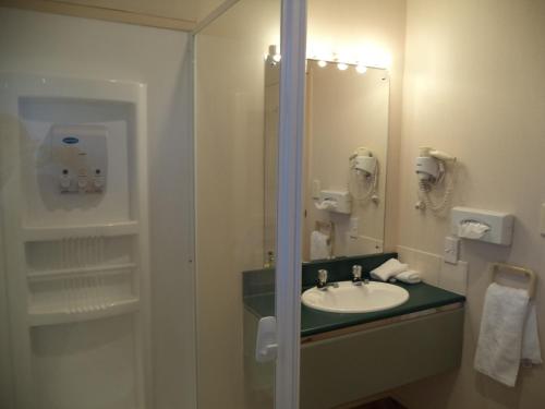 马斯特顿南园汽车旅馆 的一间带水槽和镜子的浴室
