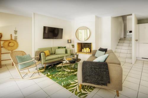 拉卡诺Villa Samasti - OVO Network的带沙发和壁炉的客厅