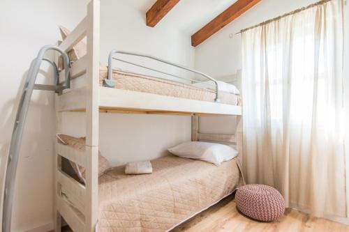 Otok ZizanjVilla Gagliana Žižanj的一间卧室设有两张双层床和一扇窗户。