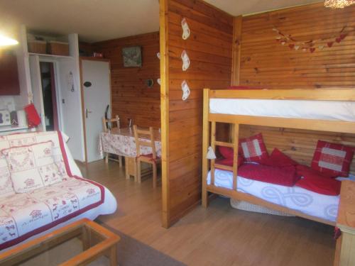 EnchastrayesOURSON 25的客房设有两张双层床和一张桌子。