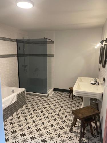 龙塞La Posterie的带淋浴、盥洗盆和浴缸的浴室