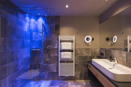 蒂鲁罗斯特罗布霍夫庄园酒店的带淋浴、盥洗盆和浴缸的浴室