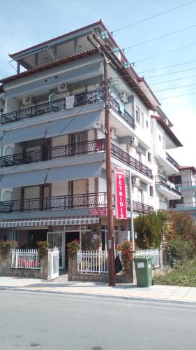 奥林匹亚基·阿克蒂Petridis Hotel的街道上带阳台的大型白色建筑