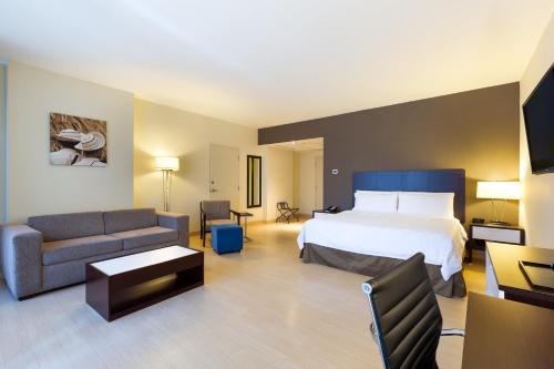 巴拿马城Holiday Inn Panama Distrito Financiero, an IHG Hotel的酒店客房,配有床和沙发