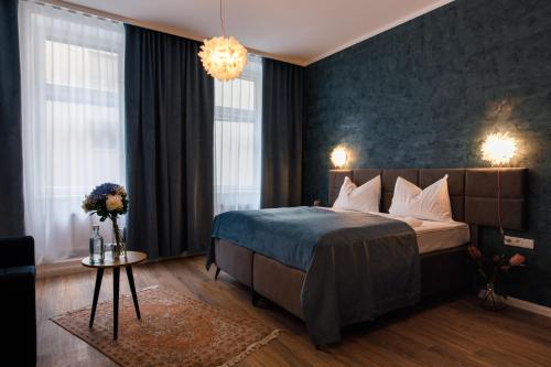 维也纳Florum Hotel的酒店客房,配有一张床和吊灯