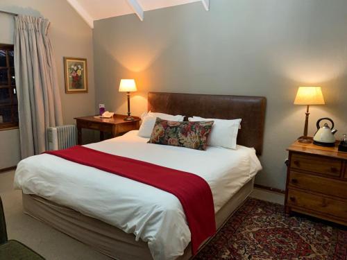 德尔斯特鲁姆Critchley Hackle Dullstroom Towers的一间卧室配有一张带红色毯子的大床