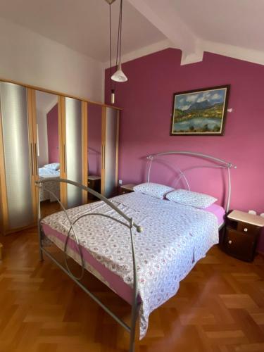 索科矿泉村Gala Posh的一间卧室配有一张粉红色墙壁的床