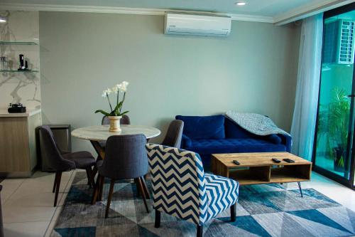 特古西加尔巴JF Apartments的客厅配有蓝色的沙发和桌子
