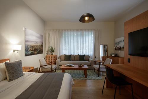 瓜达拉哈拉Casa Bosque Eduviges的酒店客房设有床和客厅。