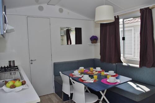 卡特兹奥布萨维特尔姆查特什快乐移动之家露营地的一间厨房,里面配有蓝色的桌子和椅子