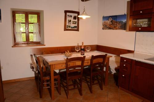 博维茨Holiday Home Natura-impressive views的厨房配有木桌和一些椅子