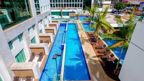 巴西利亚Jade Hotel Brasília的享有大楼游泳池的顶部景致