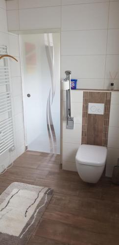 ElterleinFerienwohnung Hillig的白色的浴室设有卫生间和地毯。