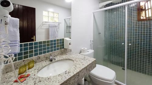 阿布拉奥安克拉多罗旅馆的一间带水槽、卫生间和玻璃淋浴间的浴室