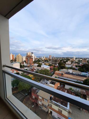 波萨达斯Monoambiente céntrico的从窗户可欣赏到城市美景