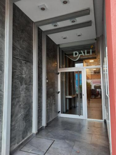 波萨达斯Monoambiente céntrico的玻璃门的达尔商店入口