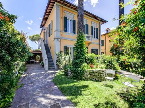 比萨Belvilla by OYO Villa Lazzarino的享有花园房屋外部景致