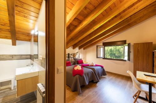 拉斯赫勒里亚斯LA PANDELA的一间带两张床的卧室,位于木天花板的房间