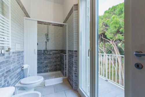 福洛尼卡Pepe Nero Relax的一间带卫生间的浴室和一个阳台