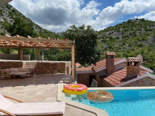 斯塔利格拉德-帕克利尼卡Lovely Holiday Home in Starigrad的一个带游泳池的庭院和一个可坐式