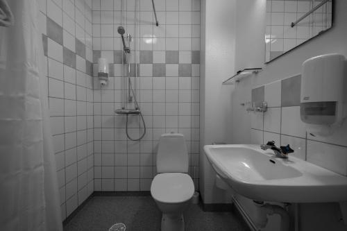 斯卡拉Skara Stay & Go的一间带卫生间和水槽的浴室