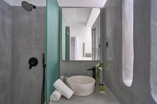 米克诺斯城索菲亚田园酒店的一间带水槽和镜子的浴室