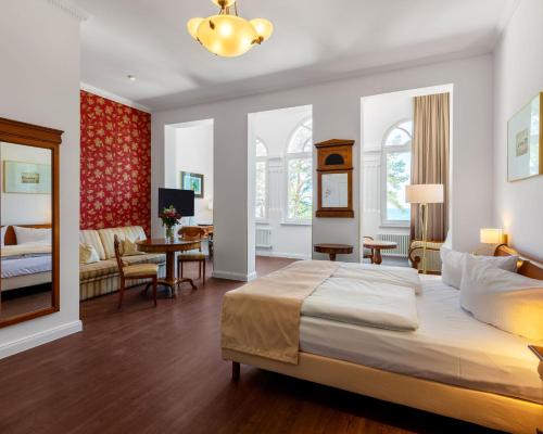 宾茨萨尔弗别墅酒店的一间带大床的卧室和一间客厅