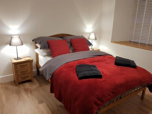 爱丁堡Heart of Edinburgh's Historic Old Town - Blair Street的一间卧室配有一张带红色毯子的床