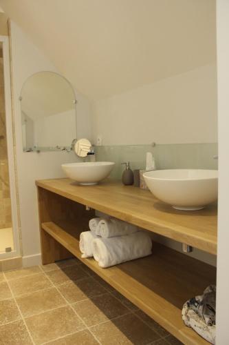 BehuardL'Audacieuse的浴室设有带两个水槽和毛巾的台面