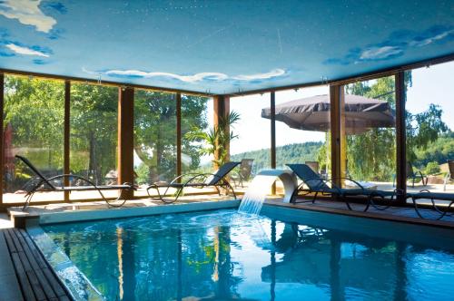 格兰德冯泰尼度顿农度假屋的一个带椅子和遮阳伞的游泳池