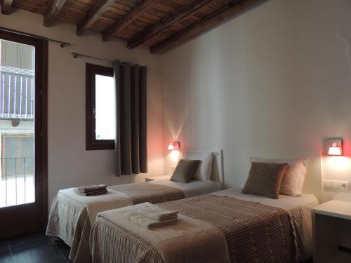 莫雷拉Casa Rural Vistes de Morella的酒店客房设有两张床和窗户。