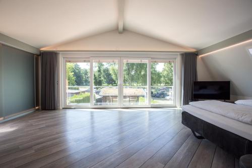 奥斯赛拜-屈隆斯博恩Villa Vivaldi的一间卧室设有一张床和一个大窗户