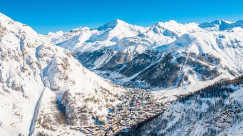 瓦勒迪泽尔Résidence Le Val d'Illaz - Val-d’Isère的享有雪覆盖的山脉的空中景致