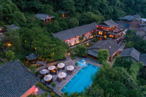 阳朔阳朔墨兰山舍酒店的享有带游泳池的度假村的空中景致