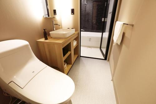 东京LOF HOTEL Shimbashi的浴室配有白色卫生间和盥洗盆。