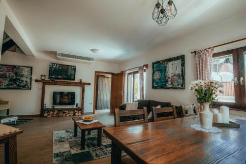 普利特维采村爱特诺花园公寓的客厅配有桌子和沙发