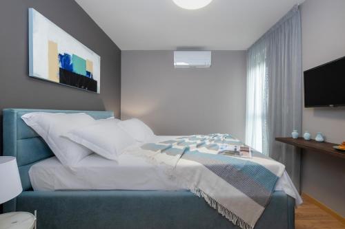 拉宾Belvedere Labin的一间卧室配有一张蓝色沙发的床