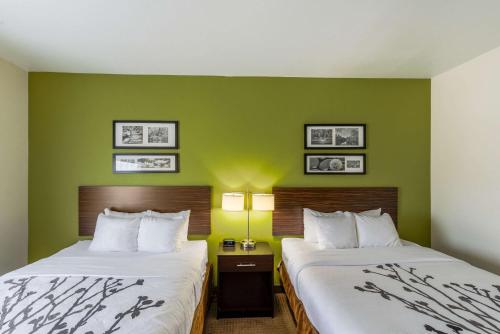 Sleep Inn & Suites Midland West客房内的一张或多张床位