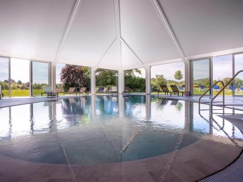 卡那斯卢森堡菊冈美居高尔夫及Spa酒店的一个带窗户的大泳池