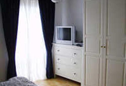 EibiswaldFerienwohnung Hammerlhaus-Zirngast的一间卧室,在带微波炉的梳妆台上配有电视