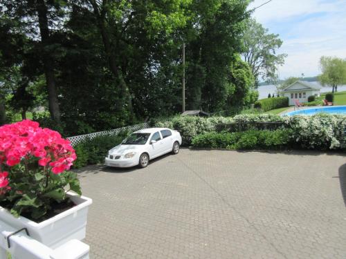 三河城圣洛朗乡间酒店的停在一个花卉停车场的白色汽车