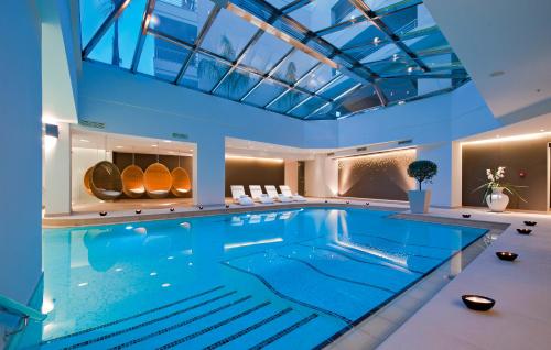 普拉塔尼亚斯普拉塔尼亚斯港海滩度假酒店及Spa中心的一座拥有蓝色天花板的大型游泳池