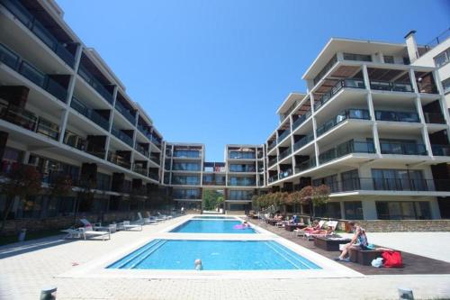 奥布佐尔Yoo Bulgaria Apartments -c306的大型公寓大楼前的游泳池