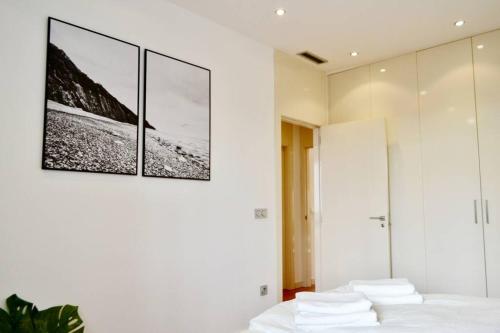 瓦伦西亚Hola Valencia - Holiday Apartments的卧室配有一张墙上三幅照片的床