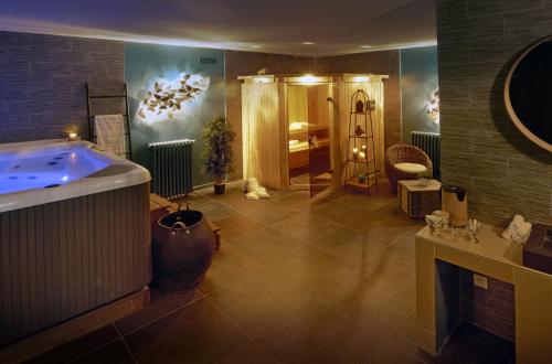 塞特港奇异酒店的客房内的带按摩浴缸的浴室