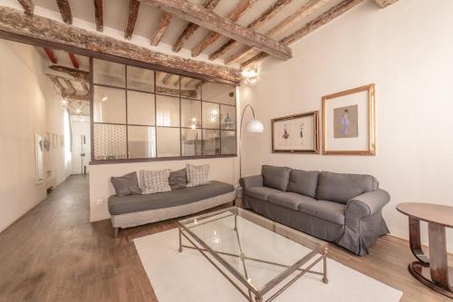 摩德纳casa sangiacomo quattro的客厅配有沙发和桌子